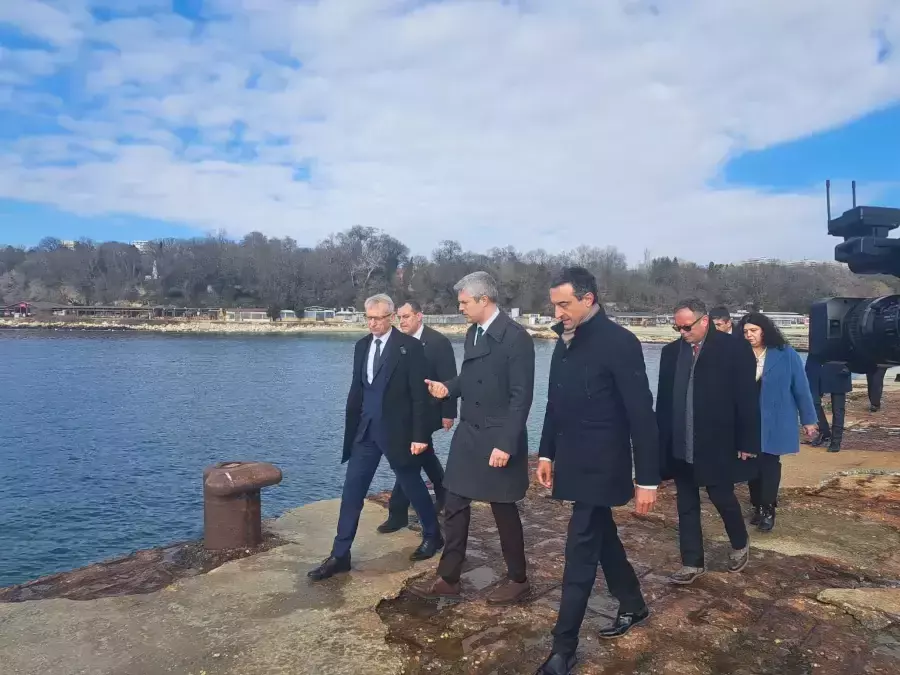 Обмислят цялостен проект за брегоукрепване на териториите около Варна