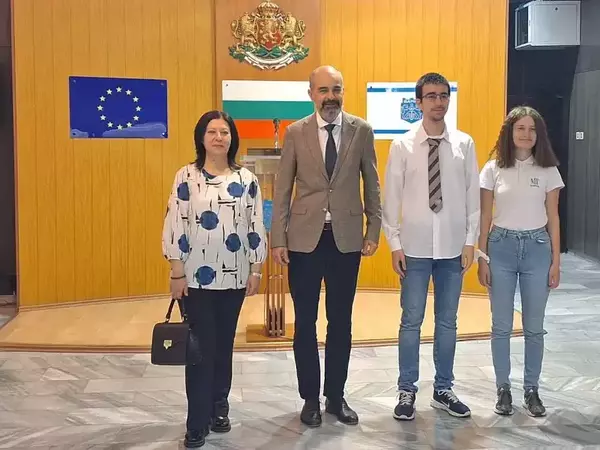 Заместник-кметът по образованието награди двамата златни медалисти от Националната олимпиада по философия   