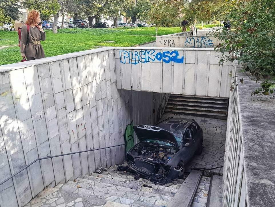 Тийнейджърка влезе в подлез с автомобил