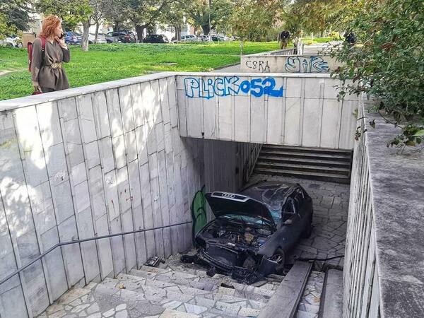 Тийнейджърка влезе в подлез с автомобил