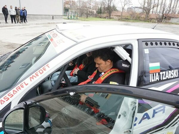 Рали шампион учи младежи на безопасно шофиране