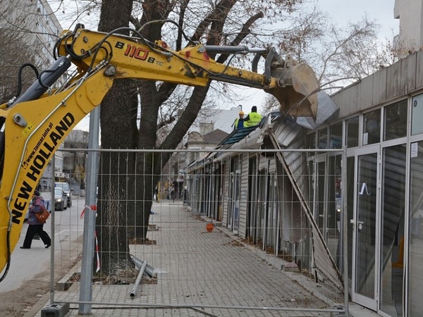 Демонтират неизползваеми павилиони