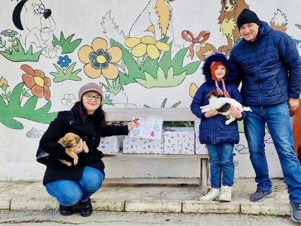 Деца дариха храна за кучетата от приюта