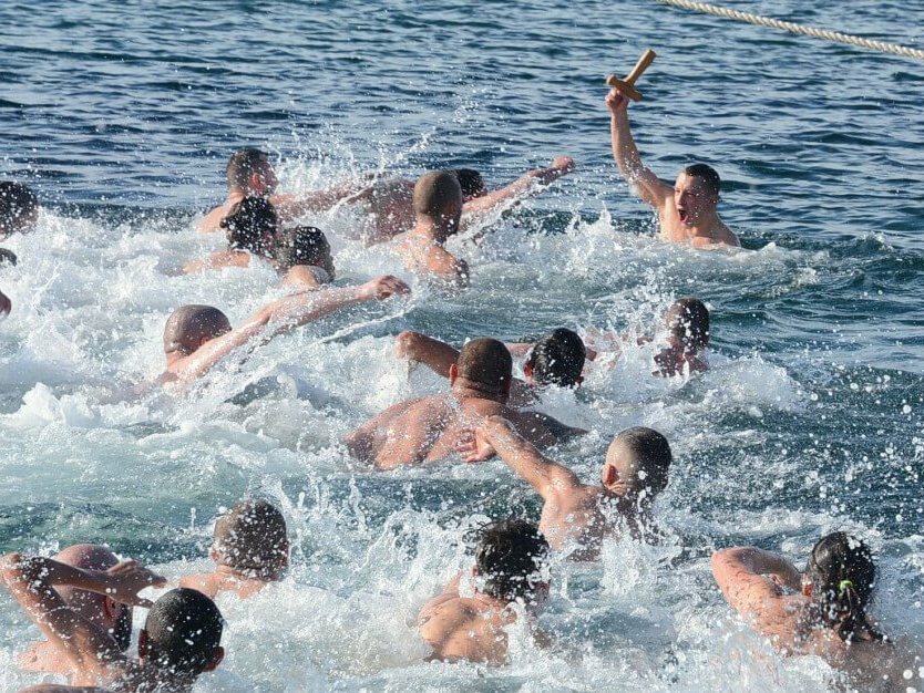 Състезател по водна топка спаси кръста във Варна