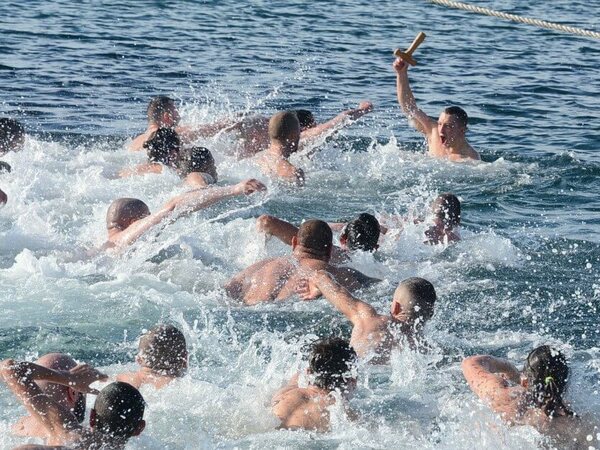 Състезател по водна топка спаси кръста във Варна