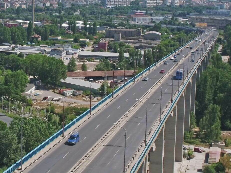 Монтират новото осветление на Аспаруховия мост