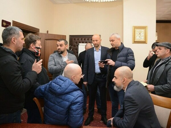 „Възраждане“ нахлуха в кабинета на кмета