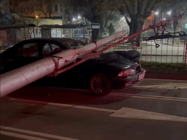 Тролейбусен стълб падна и повреди автомобил
