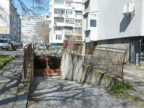 Забраняват спирането върху опасен подземен паркинг
