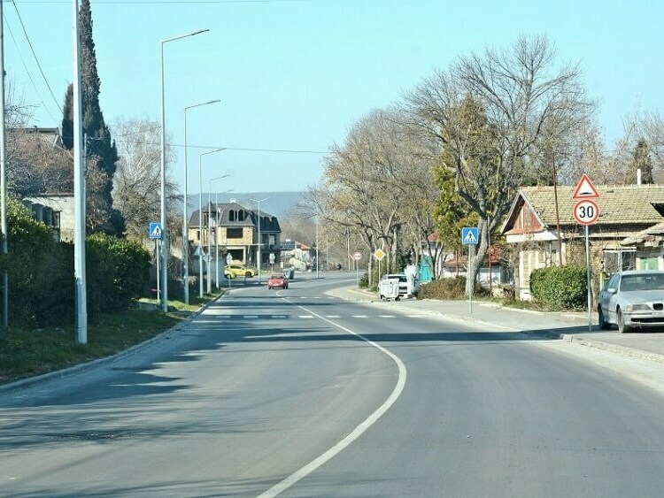 Улици в село Тополи с нов асфалт