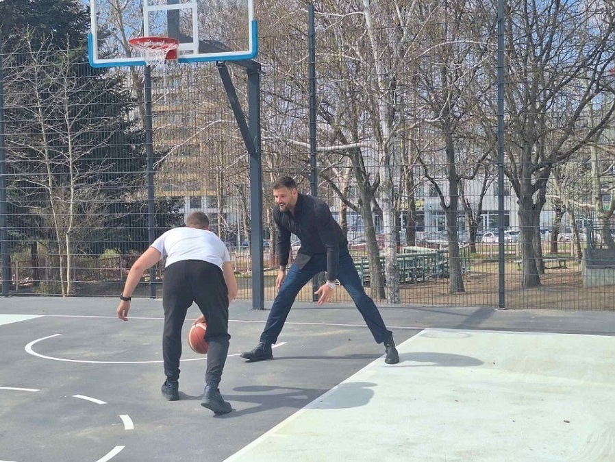 Варненско училище с ново игрище за баскетбол