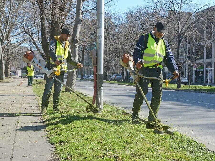 Косят зелените площи