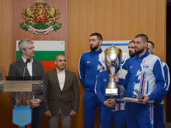 Ватерполисти с почетен плакет от кмета