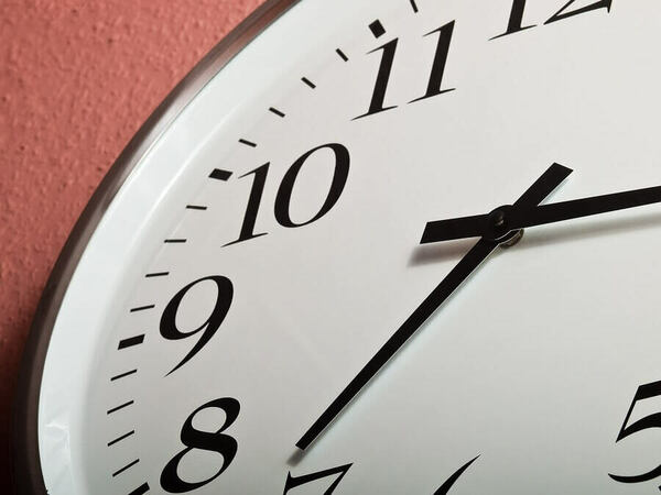 Местим стрелките на часовника тази нощ