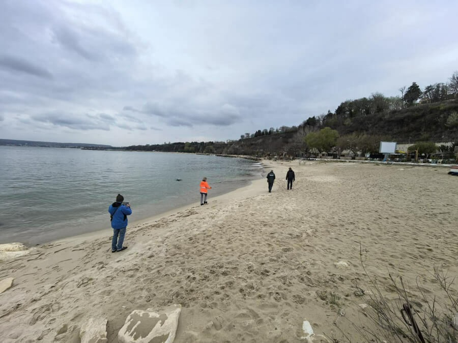 Продължава наблюдението на района, замърсен с мазут