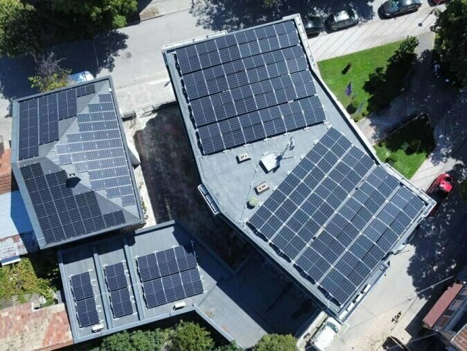 Фотоволтаични панели на обществени сгради в Белослав