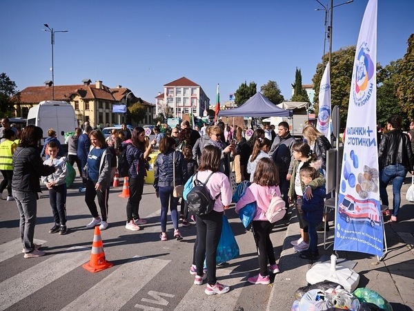 Събират капачки и стотинки пред Катедралата