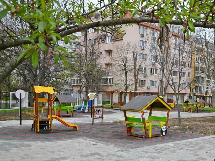 858 места в 12 варненски ясли