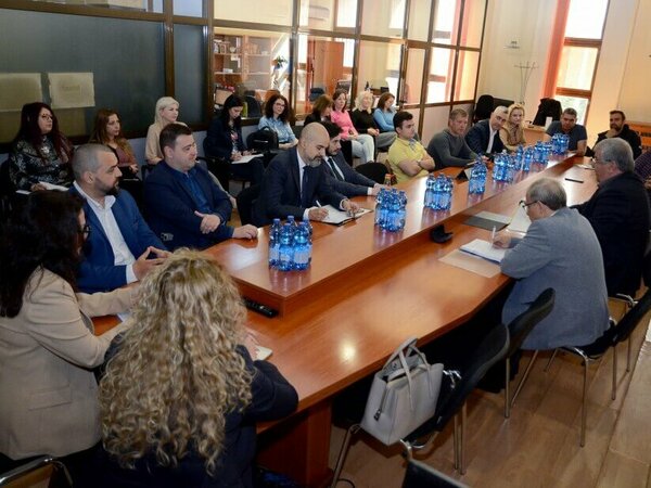 Съветници и администрация на среща за бюджета