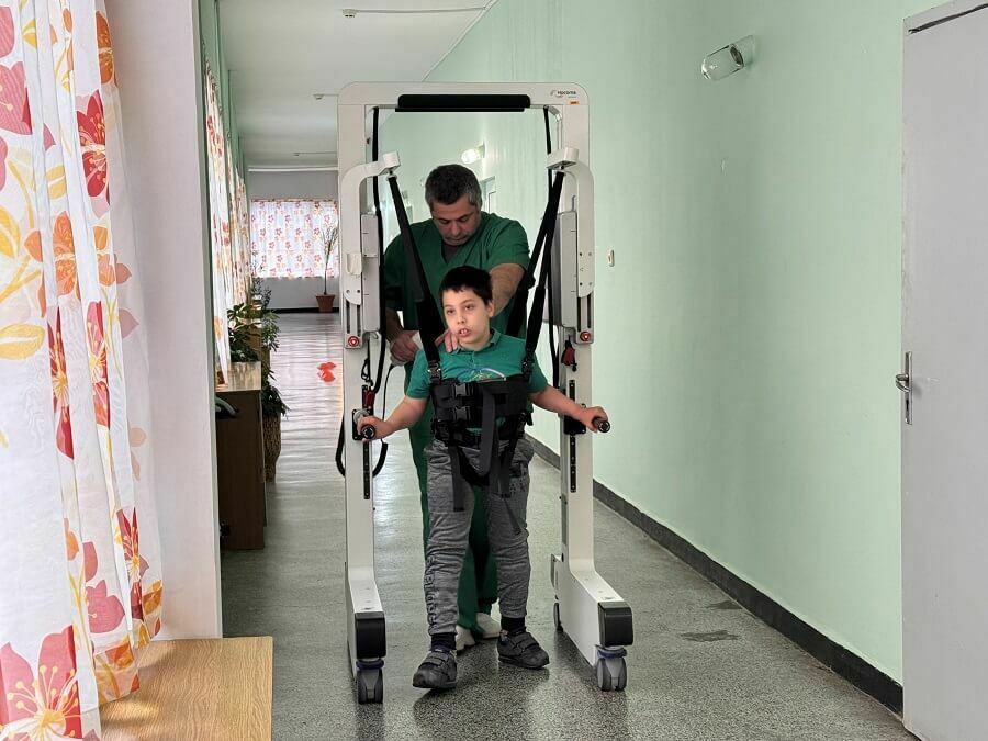 Високотехнологичен робот помага на деца с увреждания