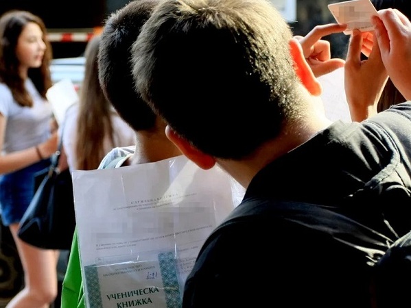 Десетокласниците на изпит по български език