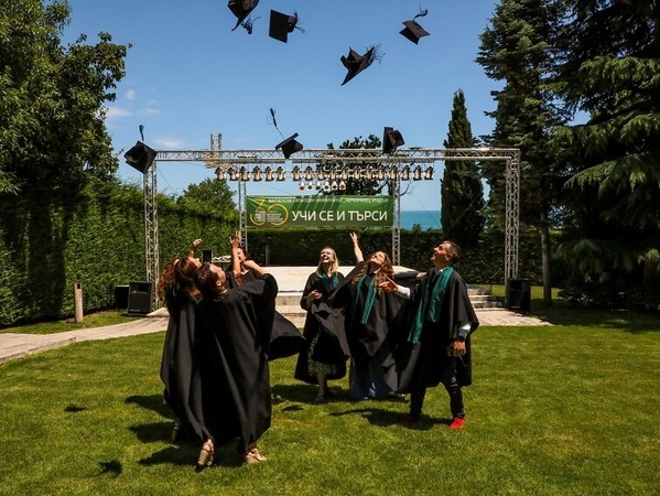 Промоция на абсолвентите от Варненския свободен университет