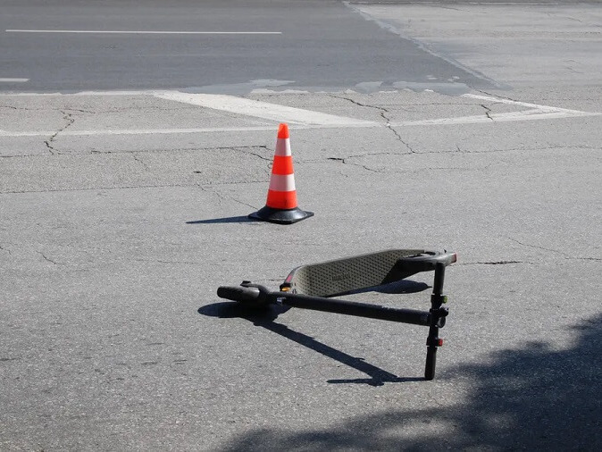 С фрактури на черепа след сблъсък между кола и тротинетка