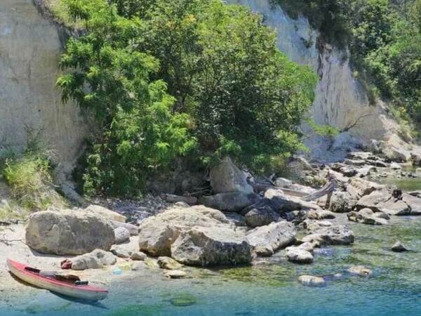 Призовават за мерки заради срутище до плаж „Галата – север“ 