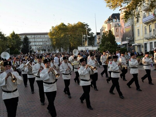 Духовият оркестър на ВМС с концерт под открито небе