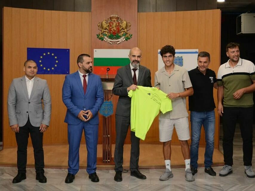 Шампионът на „Уимбълдън“ дари екипа си на Варна