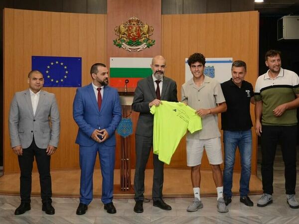 Шампионът на „Уимбълдън“ дари екипа си на Варна