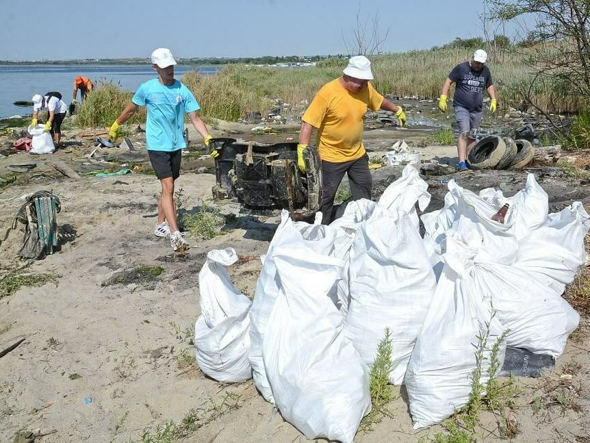 Почистиха брега на езерото от купища отпадъци