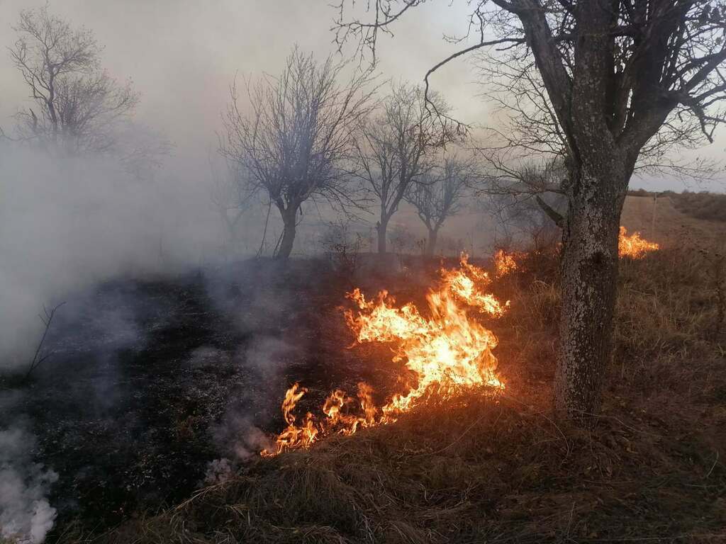 Три къщи изгоряха след детска игра с огън