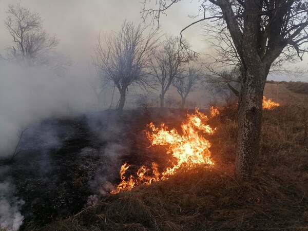 Три къщи изгоряха след детска игра с огън