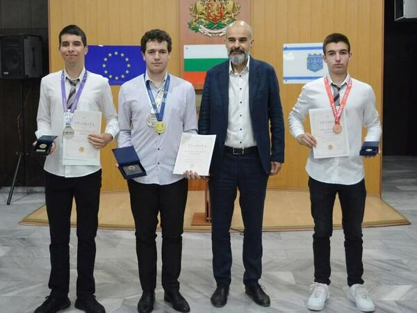 Грамоти за медалисти от международни олимпиади