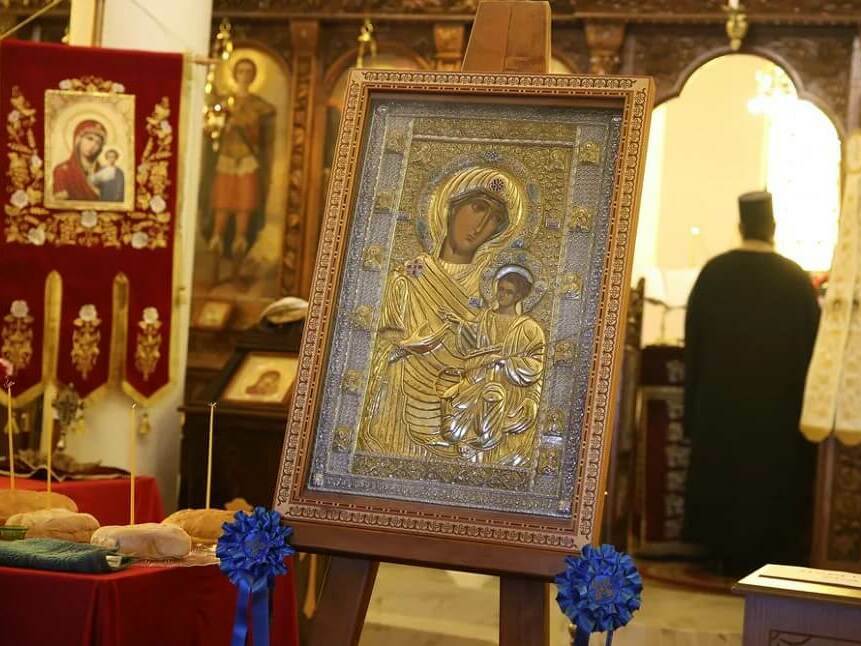 Ваят Богородица от пясък за Деня на Варна