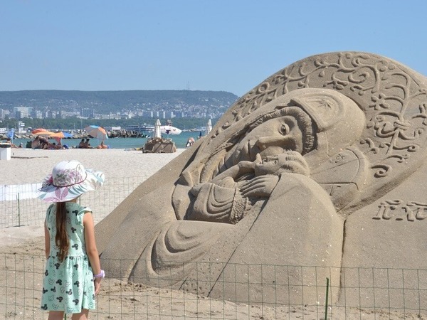 Богородица от пясък за празника на Варна