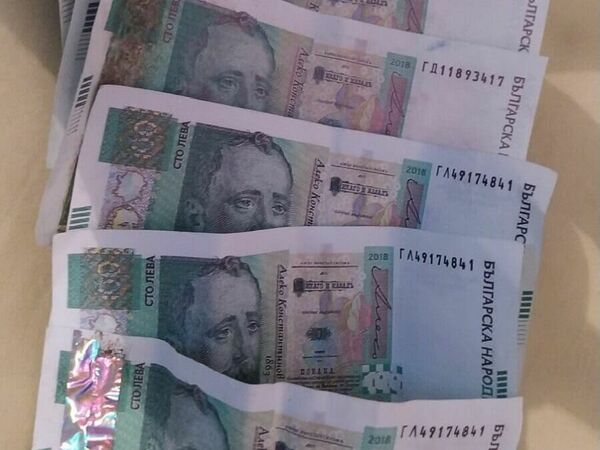 Задържаха двама с фалшиви столевки