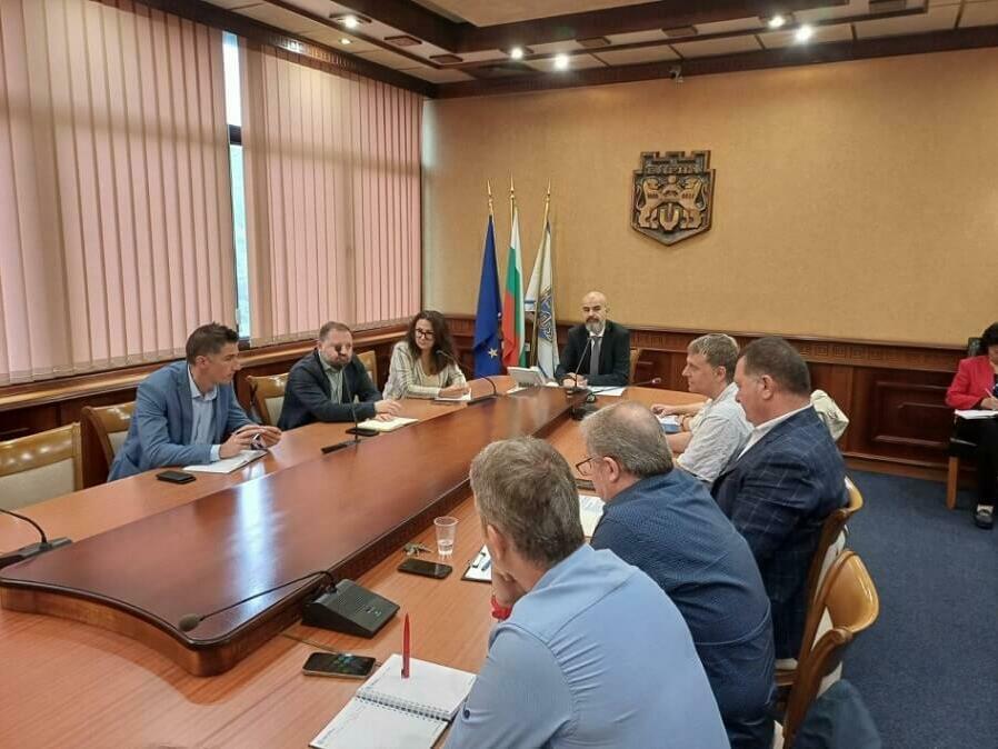 Есенно почистване на дъждоприемните шахти