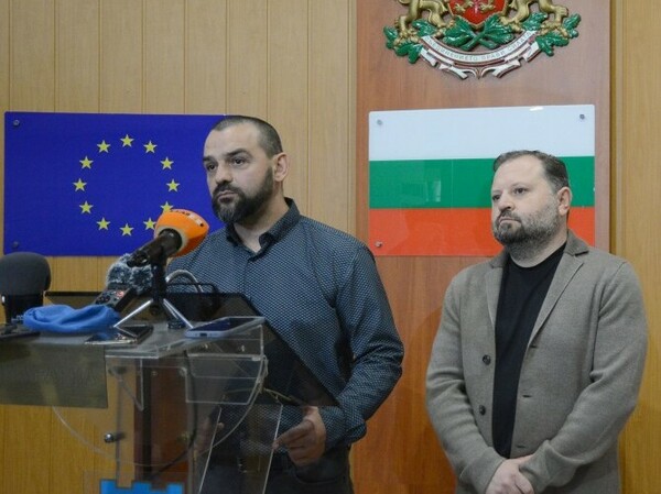 Дежурни екипи отводняват след силните дъждове