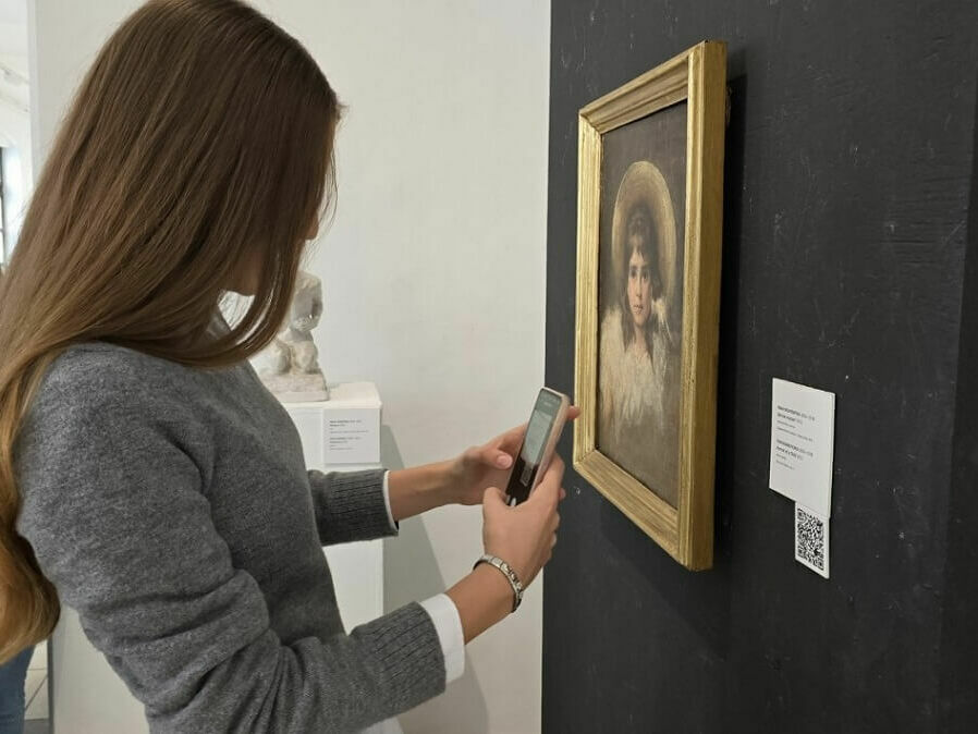 Картини в галерията вече с QR кодове