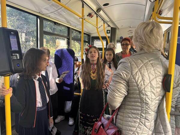 Ученици рецитираха в тролеи по повод Деня на будителите