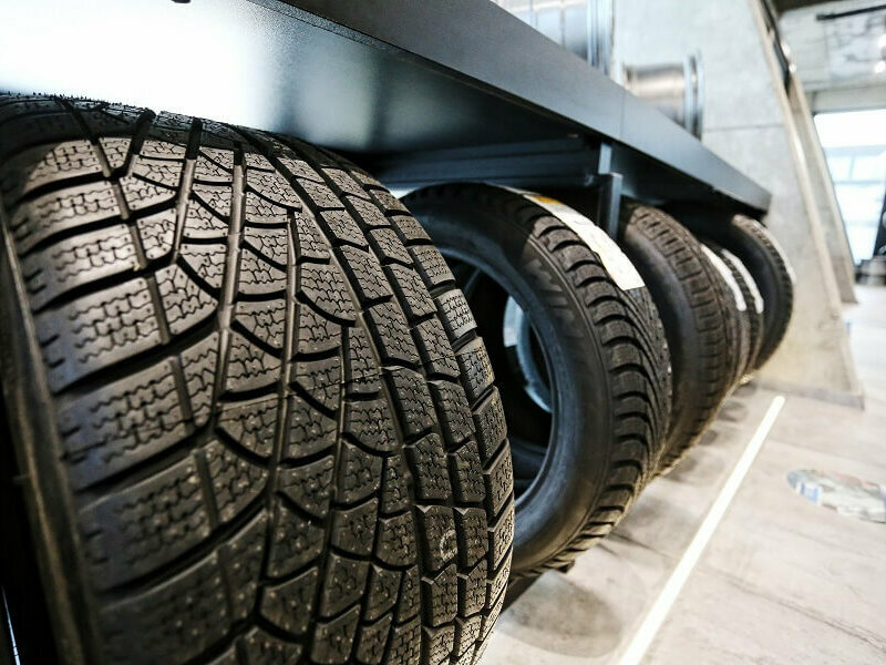 От днес глобяват за неподходящи за зимата гуми
