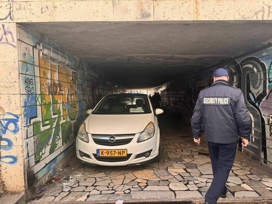 Кола с чужди номера в подлез във Варна