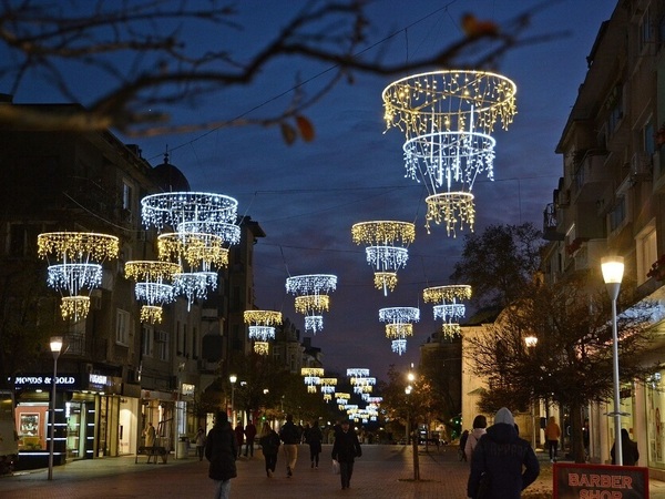 Монтират коледната украса във Варна