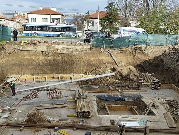 Стълб от тролейбусната мрежа пропадна, започва укрепване