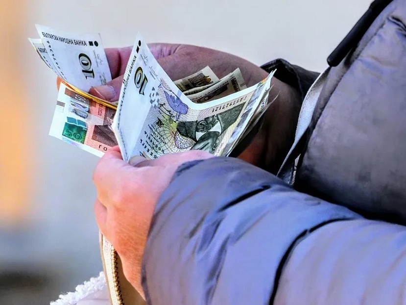 Изплащат пенсиите и добавките