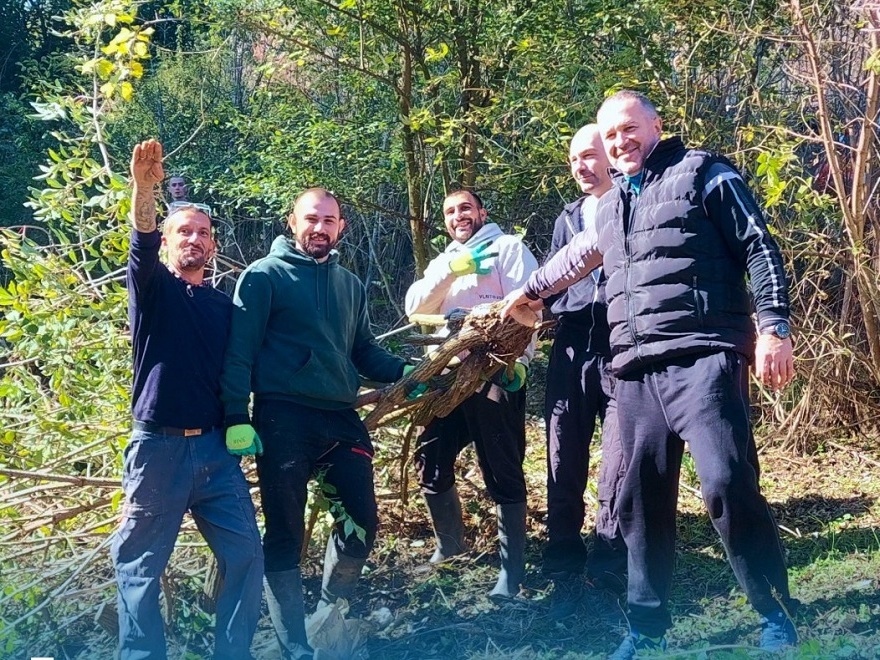 Почистиха рискови дерета и речни участъци