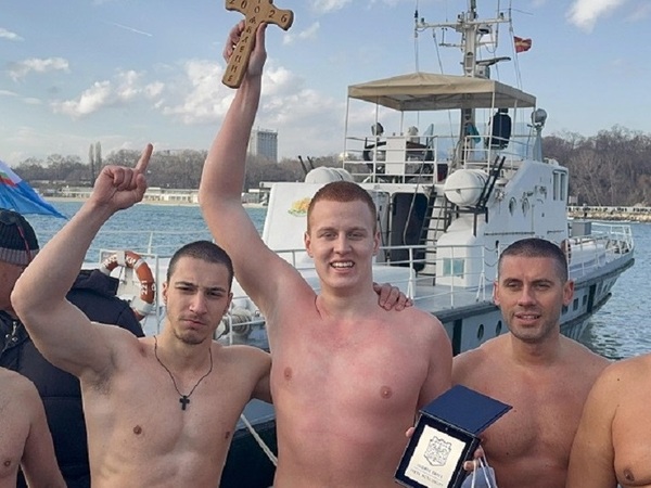17-годишен спаси богоявленския кръст във Варна