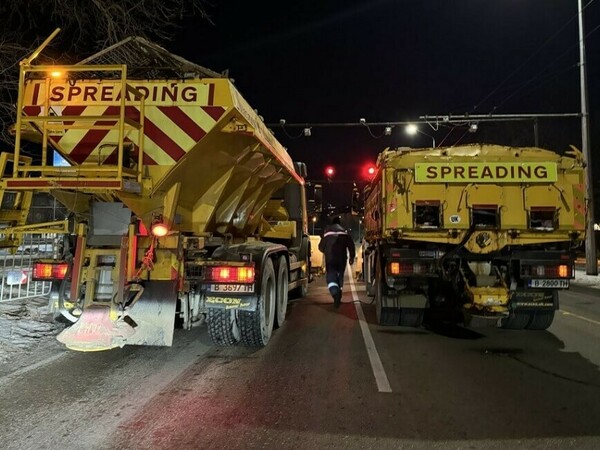 Обработват улици и булеварди против заледяване